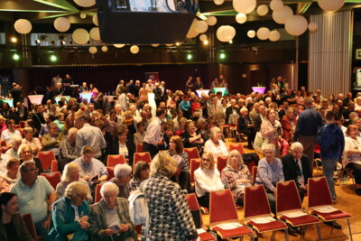 Der Saal f&uuml;llt sich.  (Bild vergr&ouml;&szlig;ern)