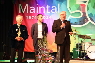 Auch Moosburgs B&uuml;rgermeister Herbert Gaggl (links) und Luisants B&uuml;rgermeister Bertrand Massot sind zur Jubil&auml;umsfeier nach Maintal gekommen.  (Bild vergr&ouml;&szlig;ern)