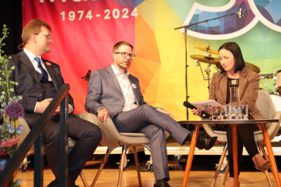 Stadtverordnetenvorsteher Martin Fischer (links) erg&auml;nzt die "Sofrunde".  (Bild vergr&ouml;&szlig;ern)