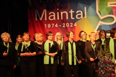 Die "Voices of Harmony" bereichern den Abend gesanglich.  (Bild vergr&ouml;&szlig;ern)