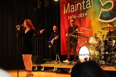 Die Band "Fayette" stimmt "Ein Hoch auf uns" an.  (Bild vergr&ouml;&szlig;ern)