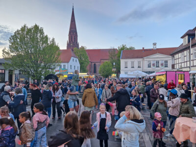 Foto des Albums: Sonniges Frühlingserwachen lockte Hunderte in die Innenstadt