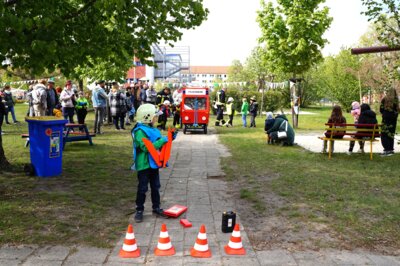 .... die Fahrbahn fachmännisch abgesperrt....  (Bild vergrößern)