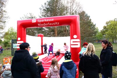 Vorschaubild: An der Hüpfburg herrschte reger Andrang.