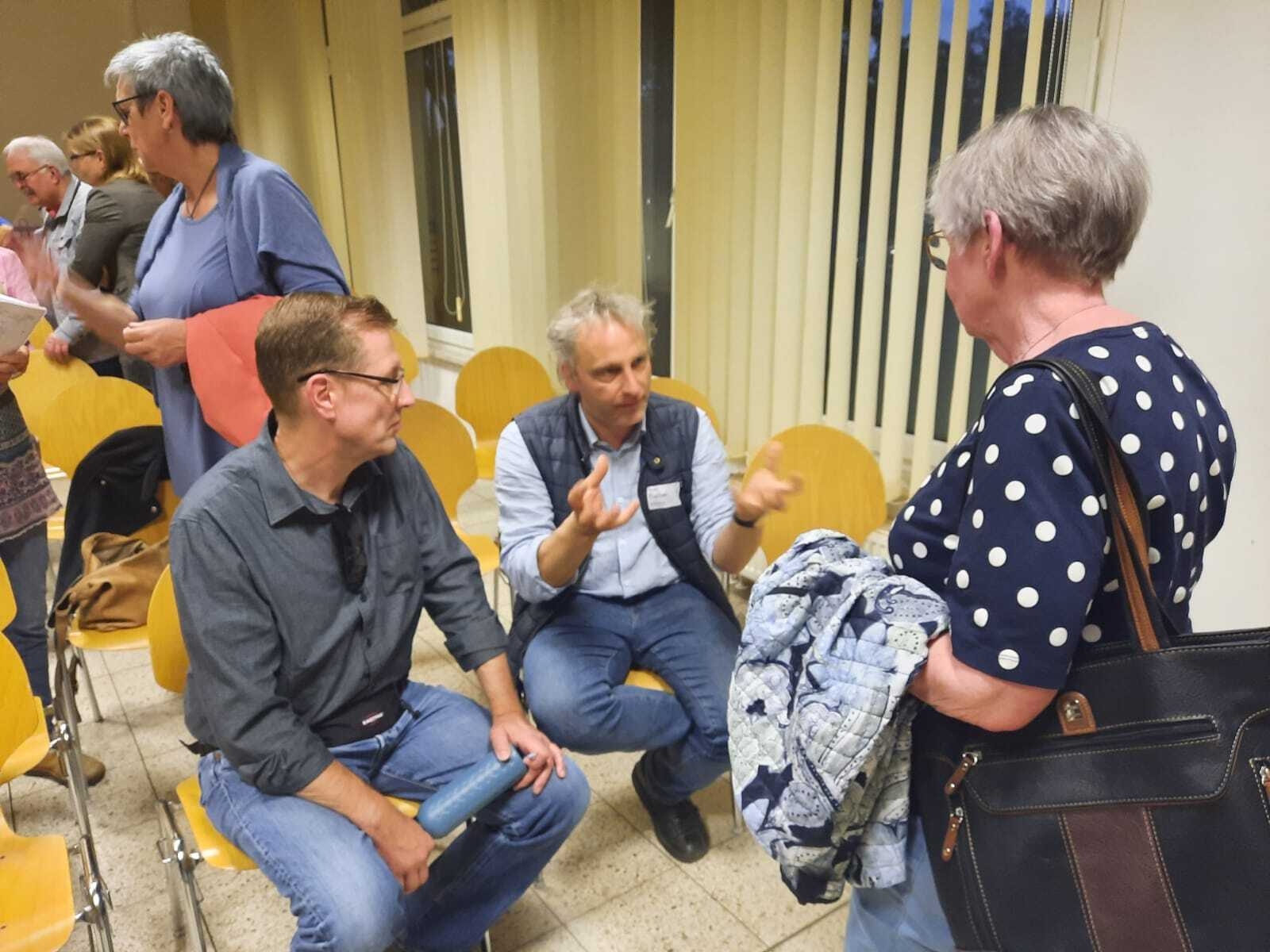 Bild: Gespräche am Ende: Jörg Eichner, Thomas Fischer, Gisela Luther