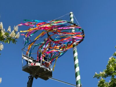 2024-05-01-Maibaumschm&uuml;cken (1)  (Bild vergr&ouml;&szlig;ern)