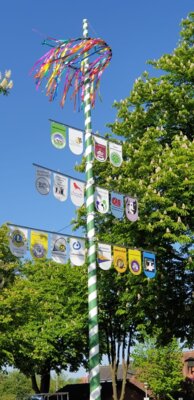 2024-05-01-Maibaumschm&uuml;cken (2)  (Bild vergr&ouml;&szlig;ern)