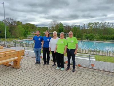 Das Freibadteam 2024 und Anita Diener  (Bild vergr&ouml;&szlig;ern)