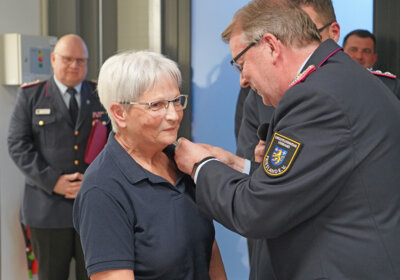Vorschaubild: Gerhard Zunken überreichte die Ehrenmedaille des Landesfeuerwehrverbandes an Erika Sermond.