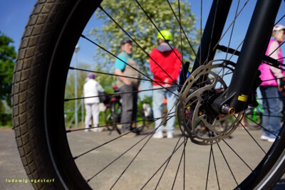 Mit dem Rad unterwegs  (Bild vergr&ouml;&szlig;ern)