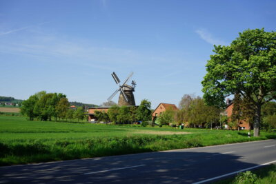 Windm&uuml;hle, links am Wege  (Bild vergr&ouml;&szlig;ern)