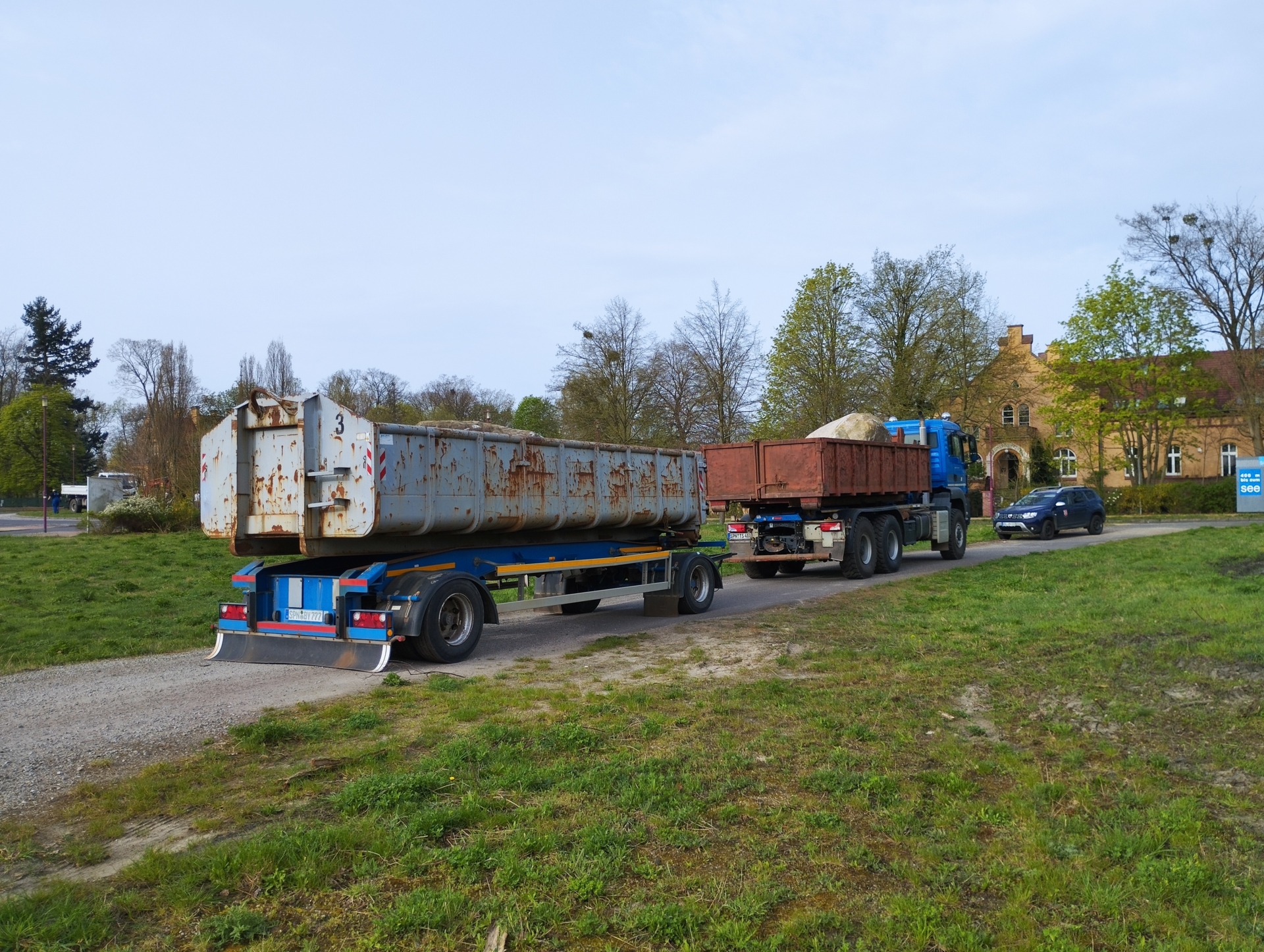 Bild: Transport der Findlinge