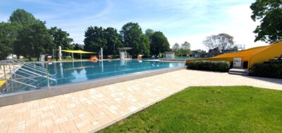 Nichtschwimmerbereich mit gro&szlig;er 3-fach Rutsche, Badeinsel mit Massaged&uuml;sen 