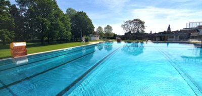 Schwimmerbereich mit Sprunganlage 
