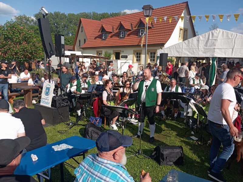 Bild: Volksfest in Wiesen