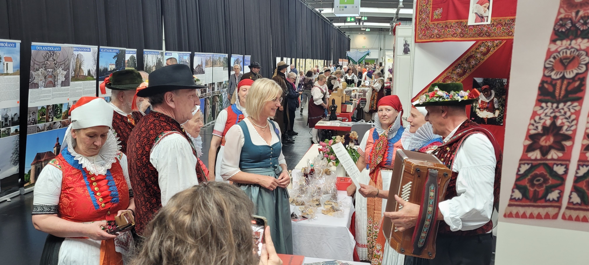 Bild: Ulrike Scharf, Bay Ministerin besucht uns am Stand-1