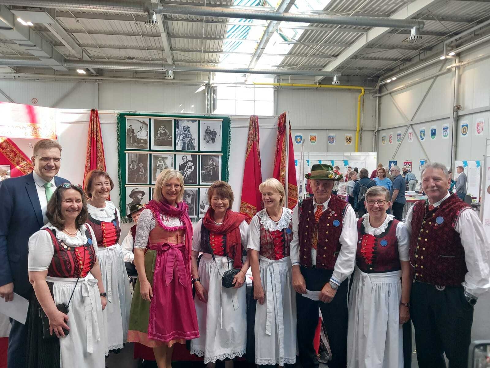 Bild: Ulrike Scharf und Steffen Hörtler besuchen am Samstag schon unseren Stand