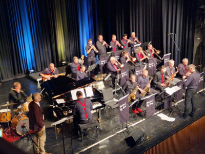 Die Basement Big Band der Musikschule K&ouml;ngen/Wendlingen pr&auml;sentierte Jazzgr&ouml;&szlig;en mit Werken und Biografien 