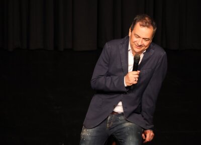 Kabarettist Stephan Bauer brachte mit seinem Programm rund um die Ehe die Menge zum Lachen 
