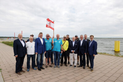 Vorschaubild: Die Mitglieder des Seesportvereins und die Beteiligten am Hafen - das Wetter hat ein Auslaufen der Boote verhindert.