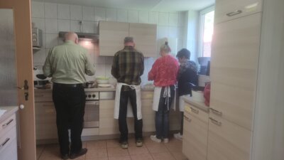 Foto des Albums: Altersgerechtes, gemeinschaftliches Kochen nach Saisonalkalender in Halenbeck (23. 05. 2024)