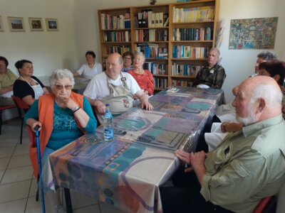 Foto des Albums: Altersgerechtes, gemeinschaftliches Kochen nach Saisonalkalender in Halenbeck (23. 05. 2024)