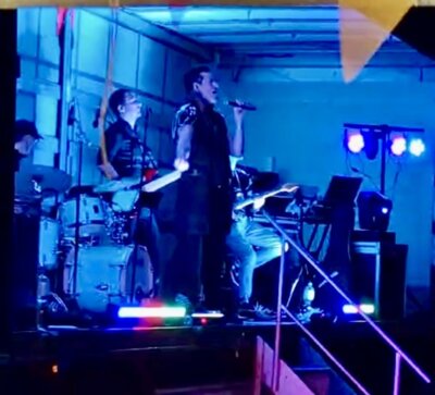 Liveband  (Bild vergr&ouml;&szlig;ern)