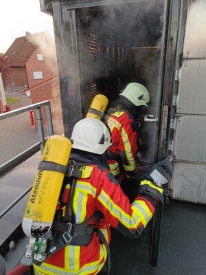 Foto des Albums: Übung im Brandgewöhnungscontainer