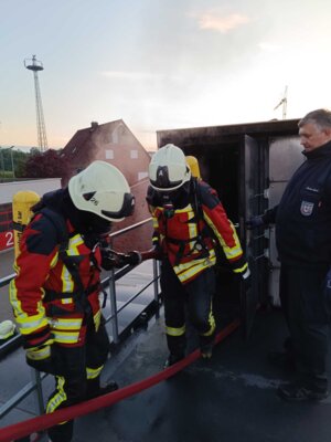Foto des Albums: Übung im Brandgewöhnungscontainer