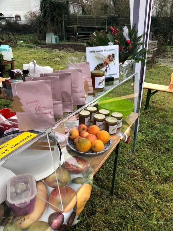 Bild: Angeboten wurde auch leckerer Honig von den Bienen aus dem Bürgergarten.