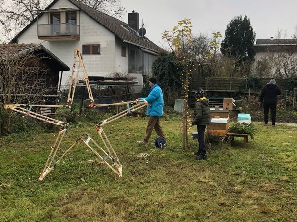 Bild: Ein besonderer Hingucker war der von der Hausgemeinschaft Sudetenstraße übernommene Stern, der im Anschluss zur Waldweihnacht aufgestellt wurde und nun bis zur nächsten Saison in der OGV-Garage untergekommen ist.