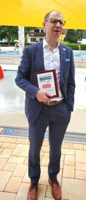 Landrad Jan Weckler mit kleinem Dankesch&ouml;n f&uuml;r die Spende 