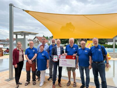 Spenden&uuml;bergabe v.l.n.r.: Jessica Mahr (SPK), Sascha Fu&szlig;, Ute Veit, B&uuml;rgermeister Steffen Maar, Werner Dittrich, Landrat Jan Weckler, Wolfgang Br&uuml;ck, Peter Haslauer, Rainer Schaub 