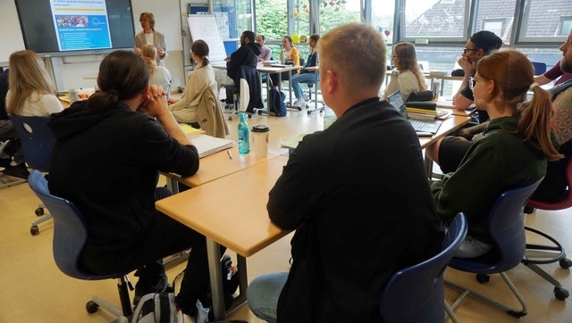 Bild: Die Studierenden diskutieren