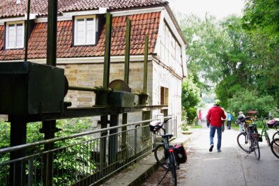 Maschm&uuml;hle mit Br&uuml;cke und Stauvorrichtung am Fluss  (Bild vergr&ouml;&szlig;ern)