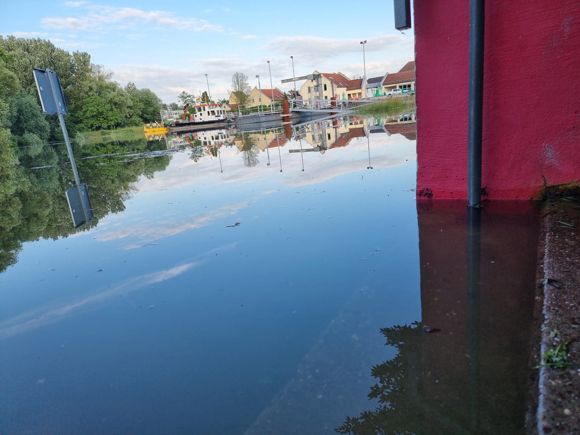 Bild: Wasserstand bei 677cm Wormser Pegel