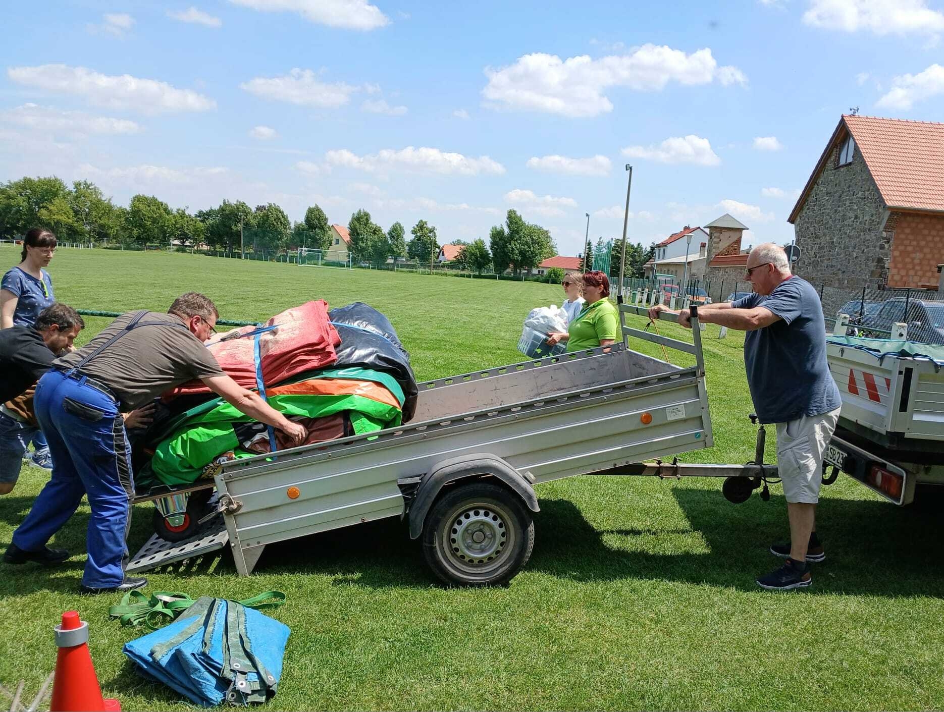 Bild : Abbau der Hüpfburg
