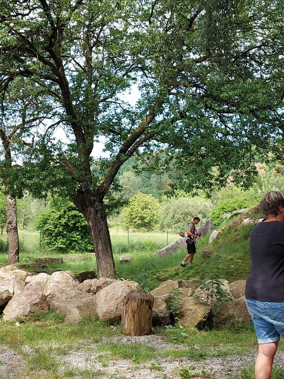 Bild: Mäharbeiten am Fuße des Monte Röhm