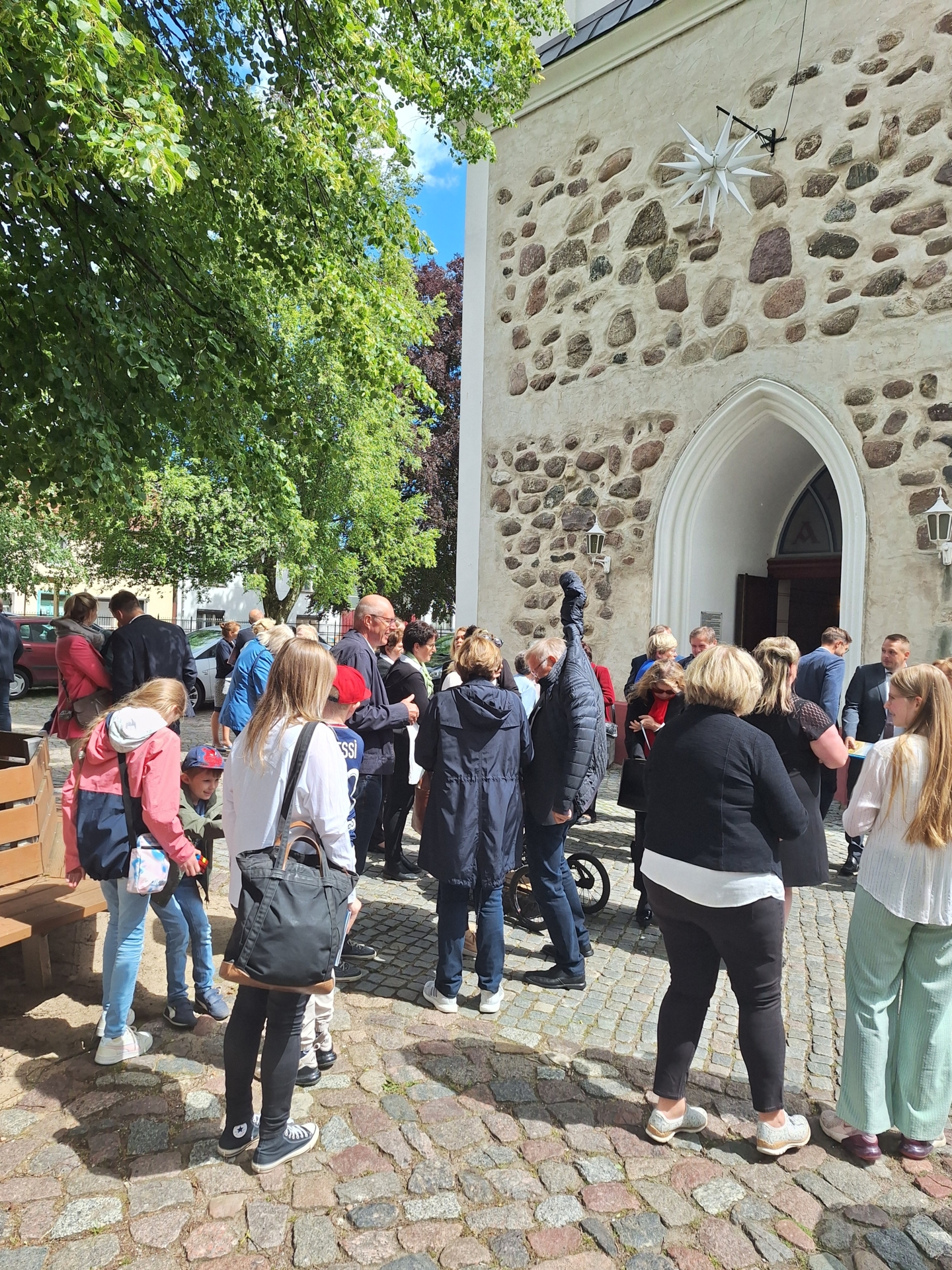 Bild: Munteres Treiben nach dem Gottesdienst