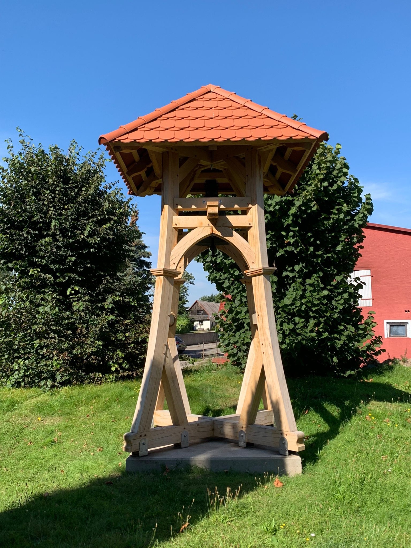 Bild: Glockenstuhl Vorbein1