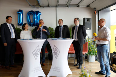 Die Ehreng&auml;ste bei der moderierten Begr&uuml;&szlig;ungsrunde (v.l.): Staatsekret&auml;r Martin Sch&ouml;ffel, Huberta Bock, Referatsleiterin im Bayerischen Landwirtschaftsministerium, der  Bamberger Landrat Johann Kalb, Bernd Reisenweber, Vorsitzender des Bezirksverbands Oberfranken des Bayerischen Gemeindetags, Regierungspr&auml;sident Florian Luderschmid, Radio-Bamberg-Moderator Marcus Appel &ndash; Foto: Michael Ullwer, ALE Oberfranken  (Bild vergr&ouml;&szlig;ern)