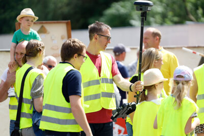 Mit der ganzen Familie auf Schnitzeljagd per GPS &ndash; ein Highlight des Tags der offenen T&uuml;r &ndash; Foto: Alexander K&ouml;pf, ALE Oberfranken  (Bild vergr&ouml;&szlig;ern)