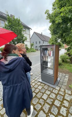 Zur Einweihung wurde der B&uuml;cherschrank direkt mit Lesestoff gef&uuml;llt - Foto: Eva Gravogl  (Bild vergr&ouml;&szlig;ern)