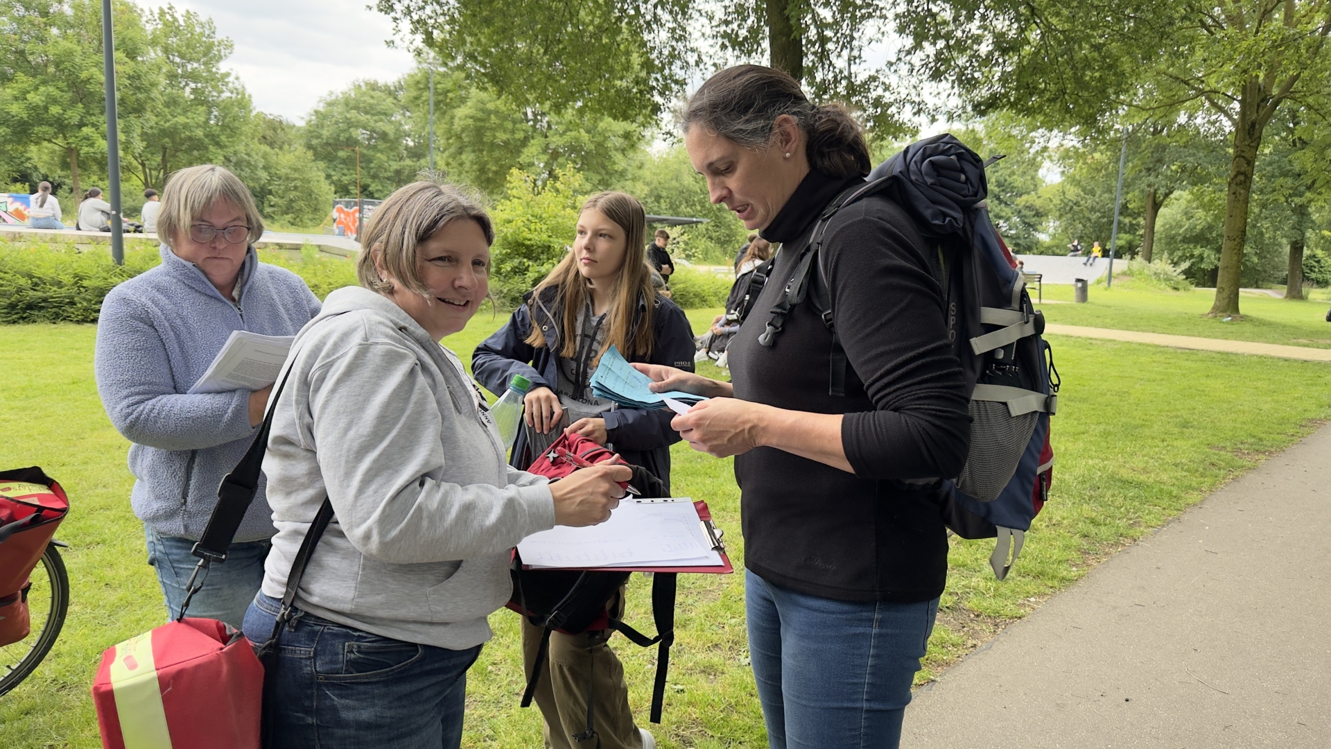 Bild: An Stationen rund um die Laufstrecke stempeln Lehrkräfte die Laufkarten ab.