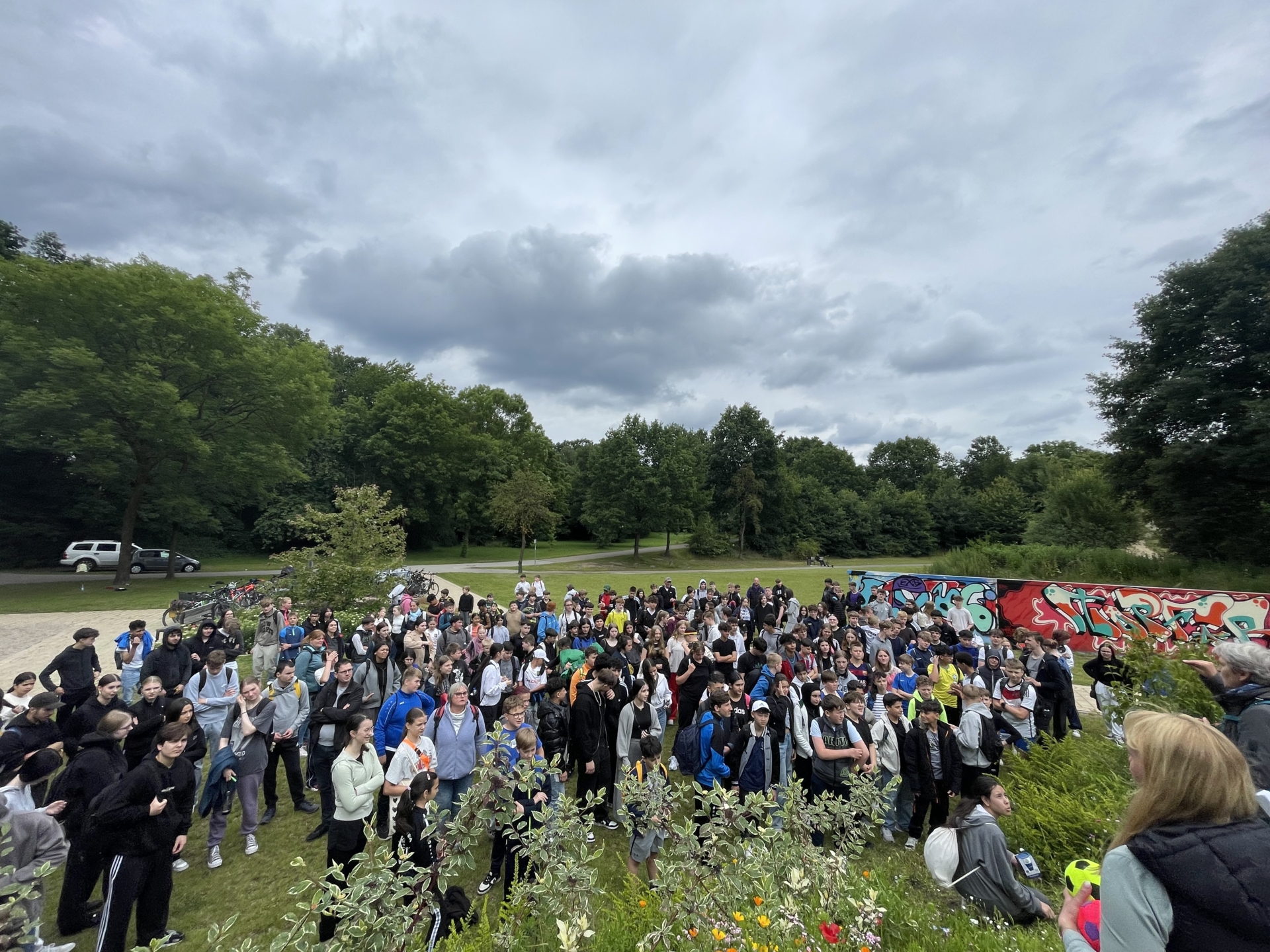 Bild: Alle warten gespannt auf die Siegerehrung