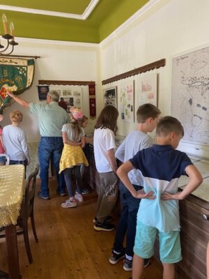 Foto des Albums: Besuch im Schösserhaus/ Schule früher- heute/ Dank an Herrn Moßig (17. 06. 2024)