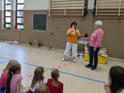 Danke an unsere GTA-Betreuer, hier: ...der B&uuml;cherei 