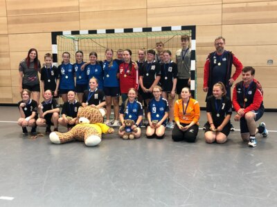 Gr&ouml;ditzer und Tr&ouml;bitzer Spielerinnen, Trainer  und Betreuer  (Bild vergr&ouml;&szlig;ern)