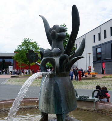 Anna-Blume-Brunnen in  M&uuml;hlenberg  (Bild vergr&ouml;&szlig;ern)