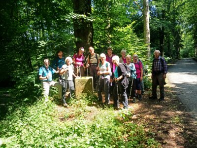 Gruppenbild mit Hochzeitsstein  (Bild vergr&ouml;&szlig;ern)
